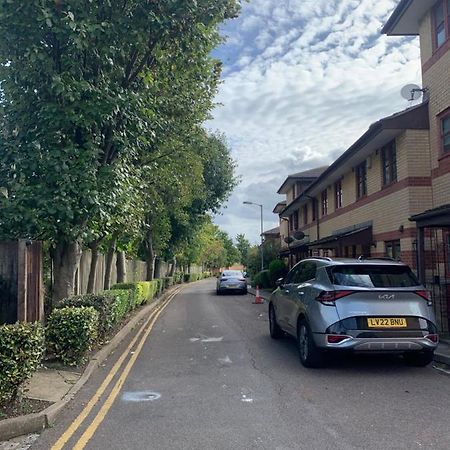 Large, Spacious 3 Bedroom Sleeps 6, Apartment For Contractors And Holidays In Lewisham, Greater London - 1 Free Parking Space & Free Wifi 外观 照片