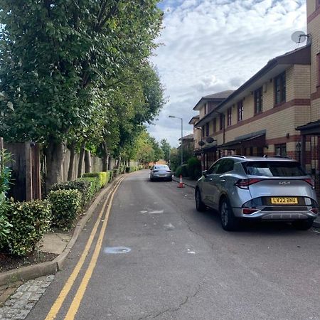 Large, Spacious 3 Bedroom Sleeps 6, Apartment For Contractors And Holidays In Lewisham, Greater London - 1 Free Parking Space & Free Wifi 外观 照片