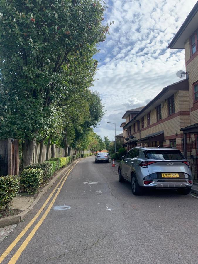 Large, Spacious 3 Bedroom Sleeps 6, Apartment For Contractors And Holidays In Lewisham, Greater London - 1 Free Parking Space & Free Wifi 外观 照片