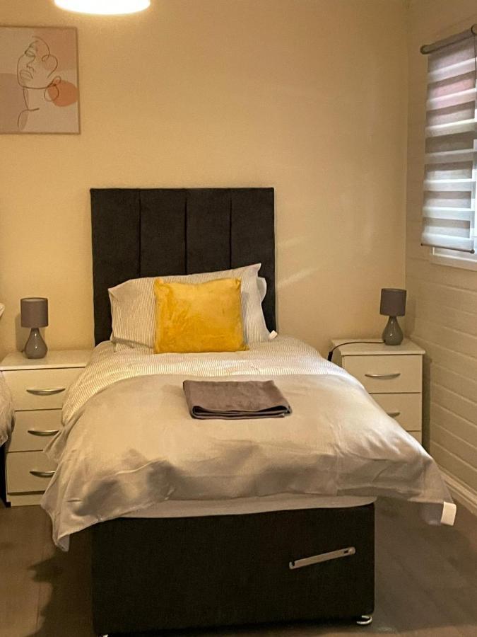 Large, Spacious 3 Bedroom Sleeps 6, Apartment For Contractors And Holidays In Lewisham, Greater London - 1 Free Parking Space & Free Wifi 外观 照片