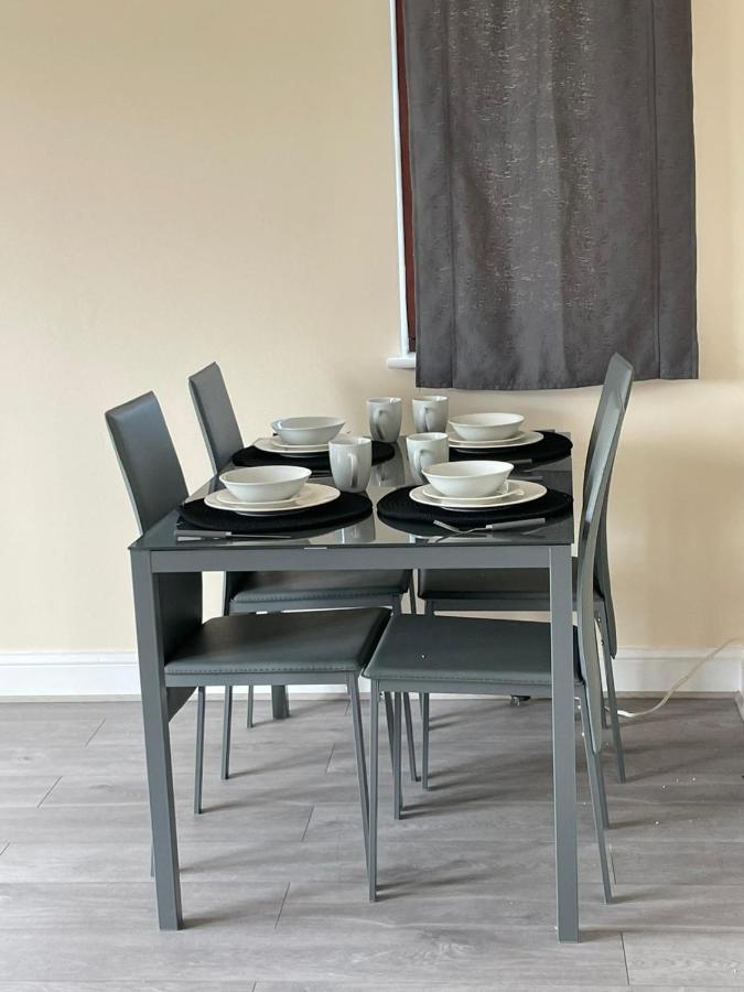 Large, Spacious 3 Bedroom Sleeps 6, Apartment For Contractors And Holidays In Lewisham, Greater London - 1 Free Parking Space & Free Wifi 外观 照片